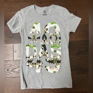 EUC Adidas Women’s Short Sleeve Graphic T-Shirt in Gray/Floral